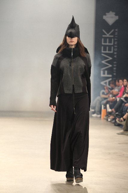 Falda larga negra campera abrigo cuero gris plomo
